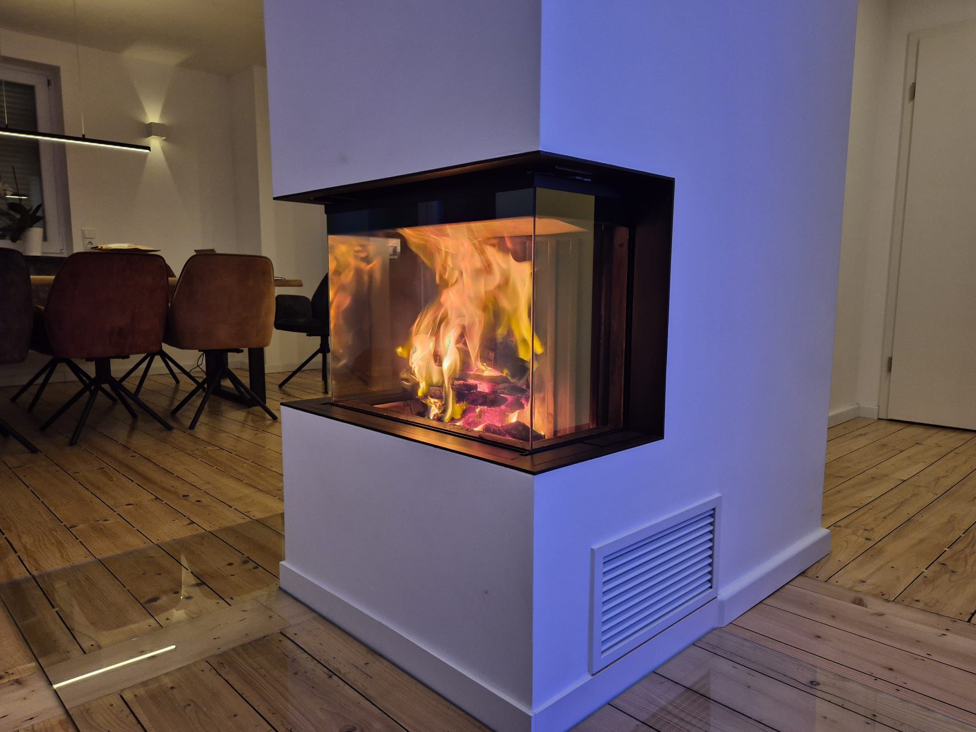 Weißer Kachelofen mit Sitzbank in modernem Wohnzimmer