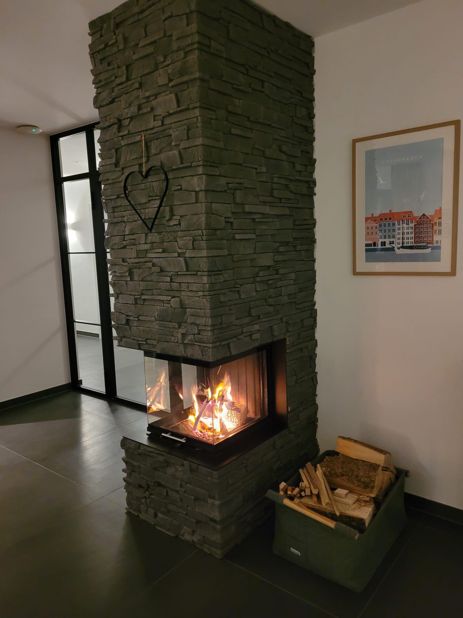 Moderner Heizkamin mit Glasfront