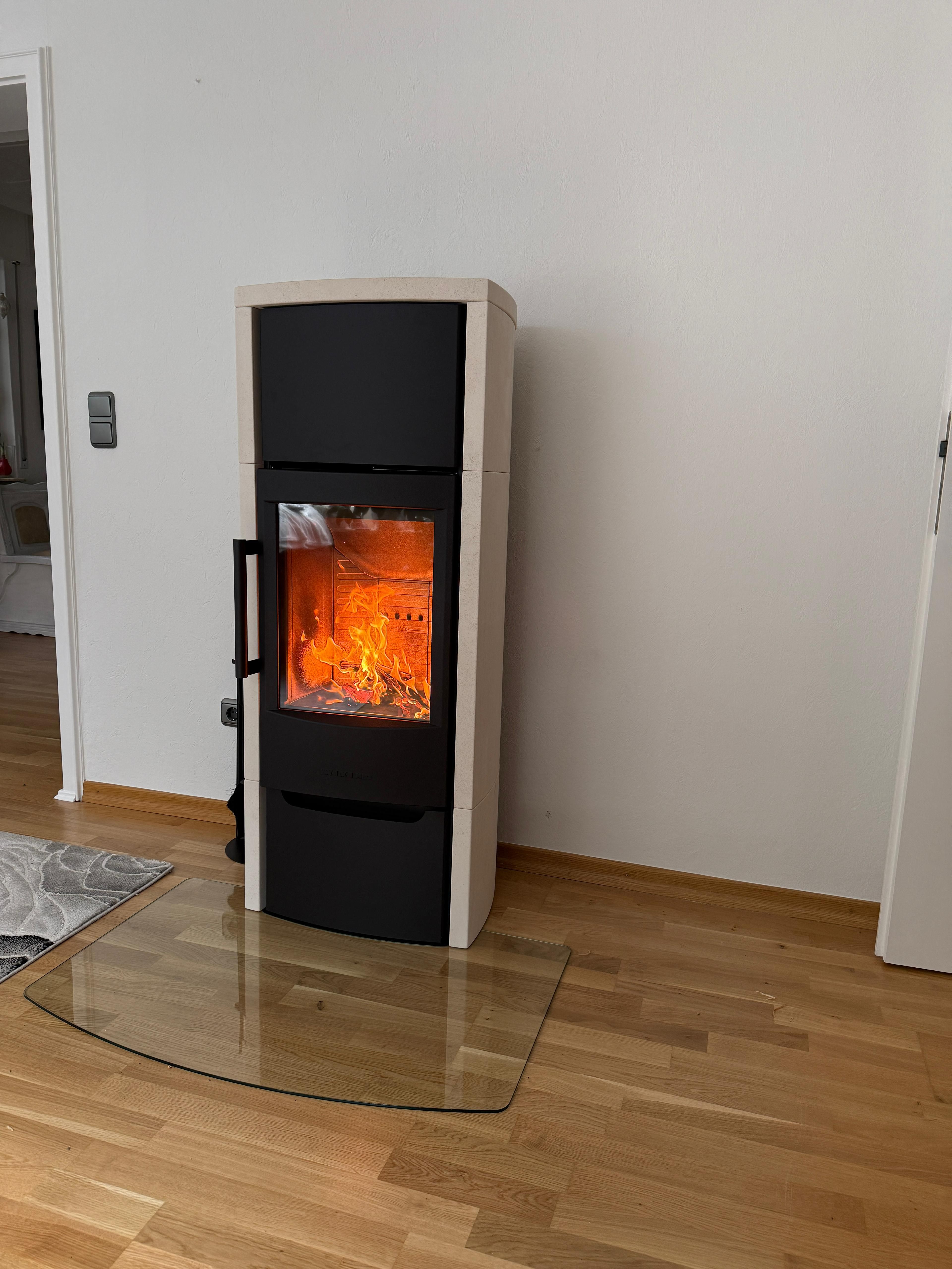 Kachelkamin in rustikalem Ambiente